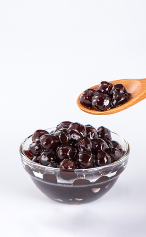 Thêm các topping yêu thích vào cốc